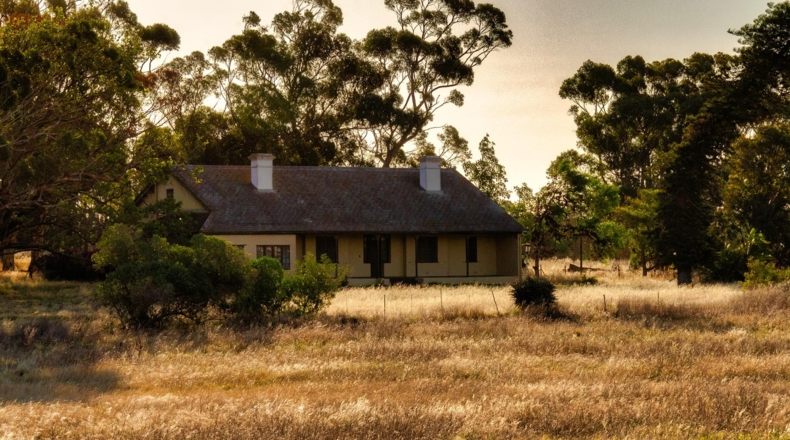 Construir en un terreno no urbanizable, ¿Qué es obligatorio?