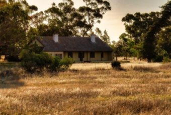 Construir en un terreno no urbanizable, ¿Qué es obligatorio?
