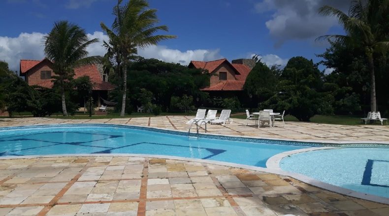 Construir una piscina en terreno rústico, ¿se puede?