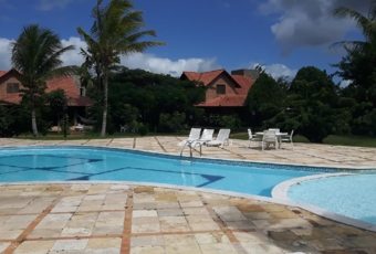Construir una piscina en terreno rústico, ¿se puede?