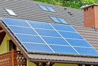 ¿Cómo ahorrar en la factura de la luz instalando placas solares?