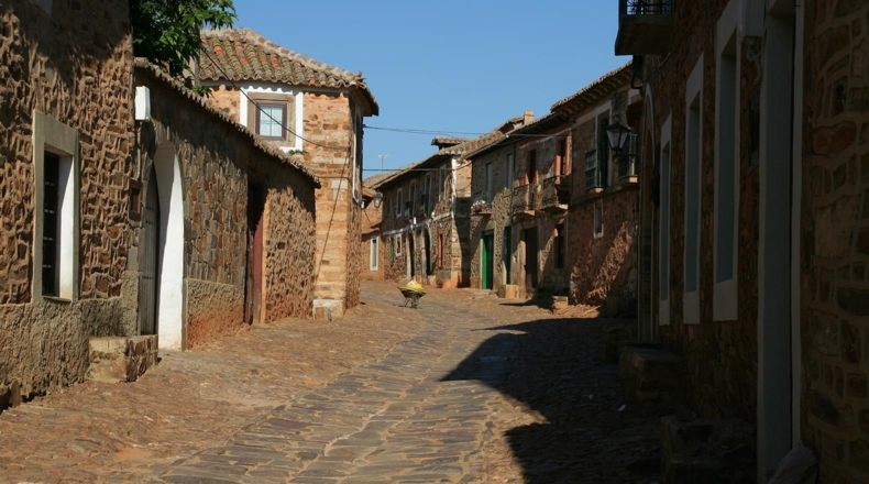 La falta de vivienda es el principal problema para combatir la despoblación en La Serna del Monte, expresa su alcalde Francisco González