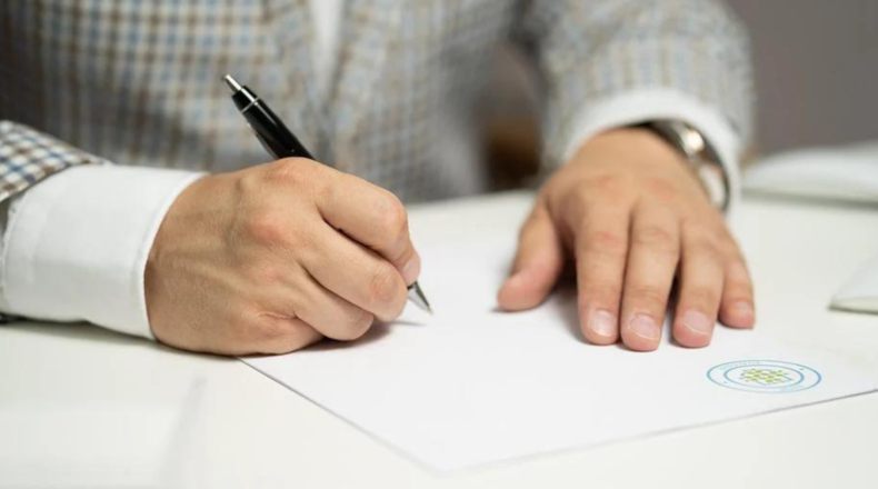 ¿Se puede vender una casa o un terreno cuando algún heredero se niega?