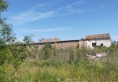 Участок с зданием в плохом состоянии на продажу в городе El Puente del Arzobispo Фото