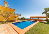 Вилла с участком на продажу в городе Benalmádena Фото