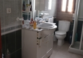 Отдельно стоящий дом с участком на продажу в городе Cilleros Фото