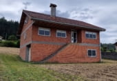 Отдельно стоящий дом с участком на продажу в городе Сантьяго-де-Компостела Фото