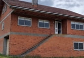 Отдельно стоящий дом с участком на продажу в городе Сантьяго-де-Компостела Фото