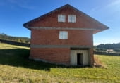 Отдельно стоящий дом с участком на продажу в городе Сантьяго-де-Компостела Фото