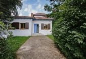 Отдельно стоящий дом с участком на продажу в городе La Vecilla de Curueño Фото