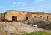 Фермерский дом с участком на продажу в городе Garriguella Фото