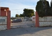 Отдельно стоящий дом с участком на продажу в городе Бенидорм Фото