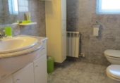 Отдельно стоящий дом с участком на продажу в городе Castellví de Rosanes Фото
