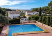 Отдельно стоящий дом с участком на продажу в городе Moraira Фото