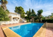 Отдельно стоящий дом с участком на продажу в городе Moraira Фото