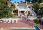 Отдельно стоящий дом с участком на продажу в городе Moraira Фото