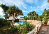 Отдельно стоящий дом с участком на продажу в городе Moraira Фото