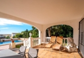 Отдельно стоящий дом с участком на продажу в городе Moraira Фото