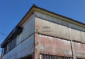 Отдельно стоящий дом с участком на продажу в городе Narón. Фото
