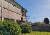 Отдельно стоящий дом с участком на продажу в городе Narón. Фото