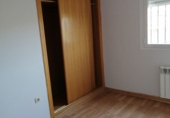 Отдельно стоящий дом с участком на продажу в городе Barcience. Фото