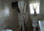 Отдельно стоящий дом с участком на продажу в городе Алькасар-де-Сан-Хуан. Фото