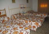 Отдельно стоящий дом с участком на продажу в городе Manzanares. Фото