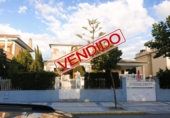 Отдельно стоящий дом с участком на продажу в городе Punta Umbría. Фото