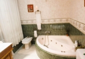 Отдельно стоящий дом с участком на продажу в городе Punta Umbría. Фото