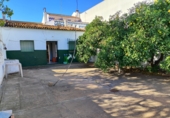 Дом с участком на продажу в городе Villaluenga de la Sagra. Фото