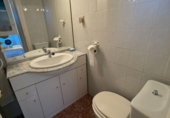 Отдельно стоящий дом с участком на продажу в городе Argoños. Фото