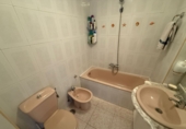 Отдельно стоящий дом с участком на продажу в городе Argoños. Фото