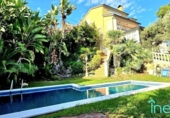 Отдельно стоящий дом с участком на продажу в городе Castelldefels Фото