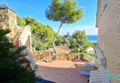 Отдельно стоящий дом с участком на продажу в городе Castelldefels Фото