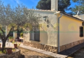 Отдельно стоящий дом с участком на продажу в городе Ontinyent. Фото