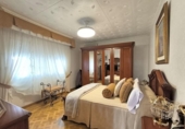 Отдельно стоящий дом с участком на продажу в городе Эльче Фото
