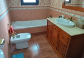 Отдельно стоящий дом с участком на продажу в городе Йекла Фото