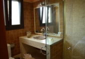 Отдельно стоящий дом с участком на продажу в городе Arcos de la Frontera. Фото