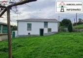 Отдельно стоящий дом с участком на продажу в городе Ferrol. Фото