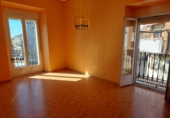 Дом с участком на продажу в городе Вальдепеньяс. Фото