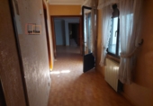 Дом с участком на продажу в городе Вальдепеньяс. Фото