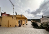 Отдельно стоящий дом с участком на продажу в городе la Bisbal del Penedès Фото