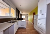 Отдельно стоящий дом с участком на продажу в городе la Bisbal del Penedès Фото