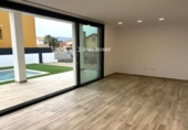 Отдельно стоящий дом с участком на продажу в городе el Vendrell Фото