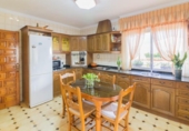 Дом с участком на продажу в городе Cox Фото
