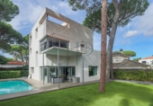 Отдельно стоящий дом с участком на продажу в городе Castelldefels. Фото