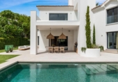 Chalet independiente con terreno en venta en la España, Benahavís, ref: TR398775 foto