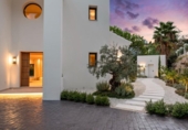Chalet independiente con terreno en venta en la España, Benahavís, ref: TR398775 foto