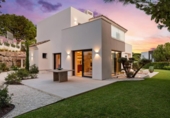 Chalet independiente con terreno en venta en la España, Benahavís, ref: TR398775 foto