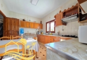 Отдельно стоящий дом с участком на продажу в городе Мохакар. Фото